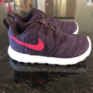 Toddler Nike roshe size 8
